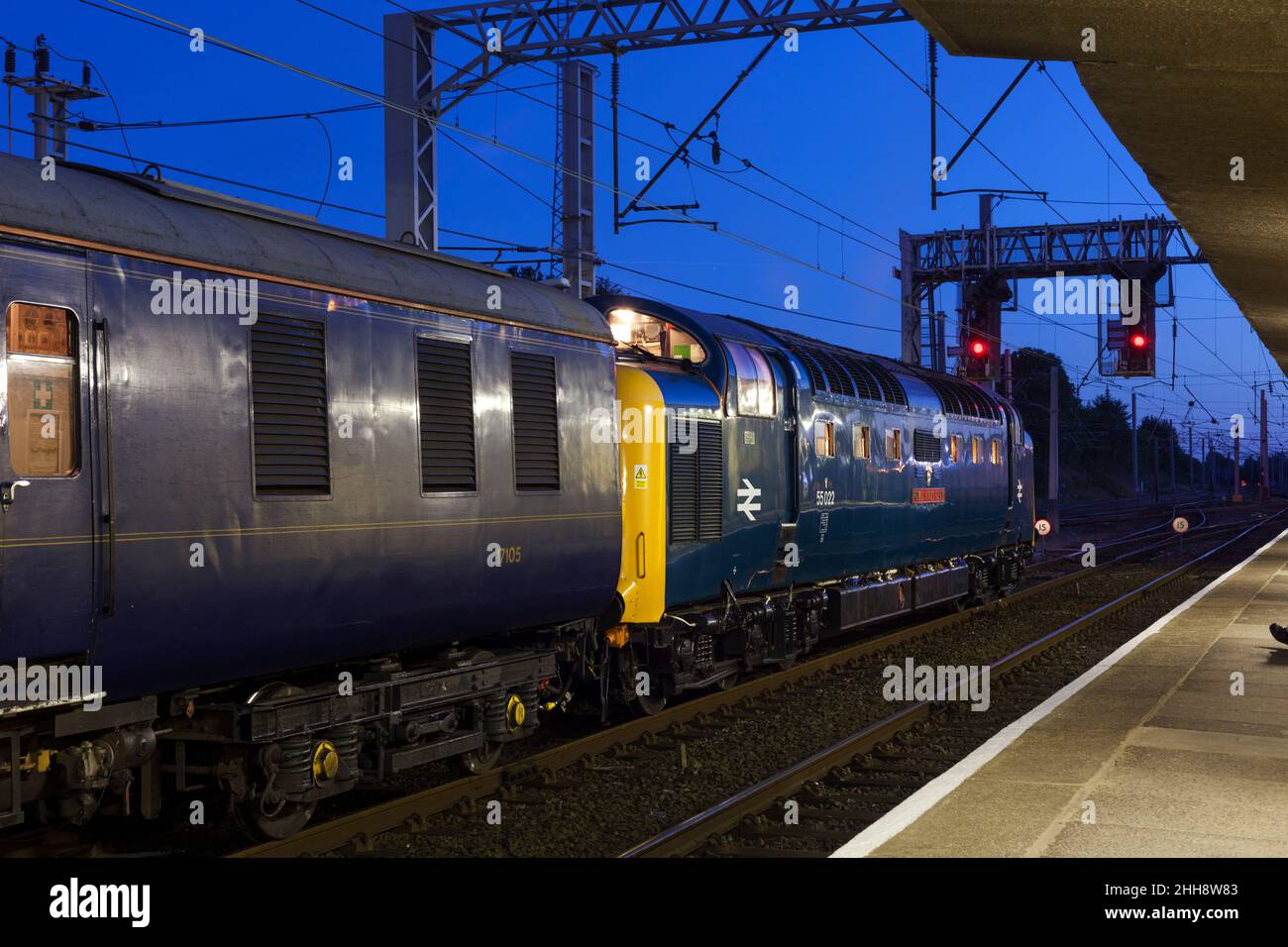 Classe conservée 55 Deltic locomotive 55022 Royal Scots Gray à la gare de carnforth avec le train 1Z46 le 1612 Newcastle - Crewe Compass tours railtour. Banque D'Images