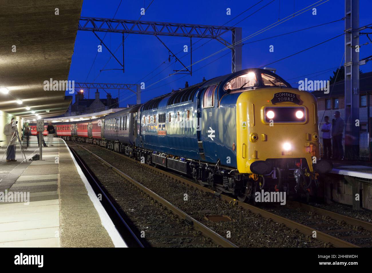 Classe conservée 55 Deltic locomotive 55022 Royal Scots Gray à la gare de carnforth avec le train 1Z46 le 1612 Newcastle - Crewe Compass tours railtour. Banque D'Images