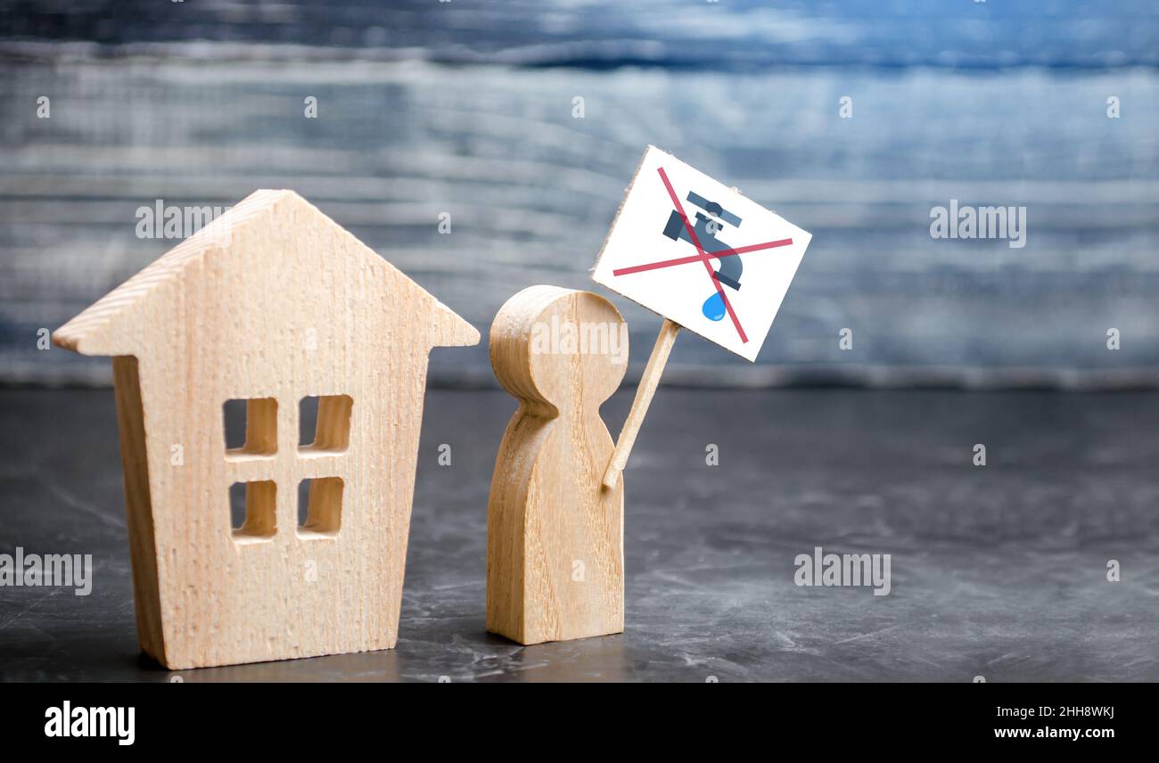 Les hommes se plaignent du manque d'eau potable.Interruptions de l'approvisionnement en eau et de l'assainissement.Prix élevés.Qualité et pollution faibles.Piquetage et protestation. Banque D'Images