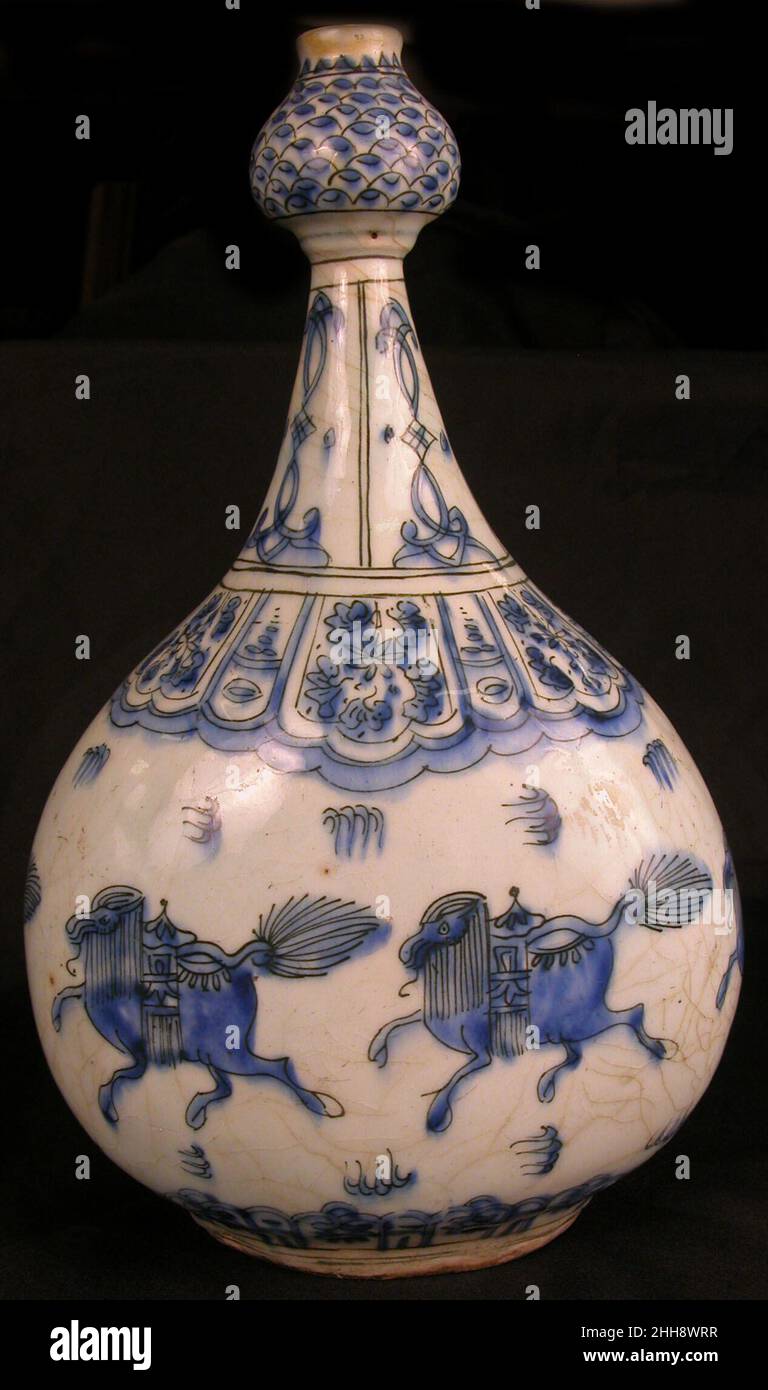 Bouteille avec QUADRUPEDS courant 17th siècle comme tant de céramiques produites en Iran pendant la période Safavide, le style et la décoration de ce plat a été une tentative d'imiter les articles chinois en porcelaine très prisé.Ceci est illustré par le schéma de couleurs bleu et blanc, ainsi que par le motif à l'échelle du poisson à l'extrémité et par la bordure festonnée à l'épaule.La planéité des côtés de la bouteille, cependant, est semblable à la forme d'une fiole de pèlerin, une forme perse traditionnelle.Flacon avec courant QUADRUPEDS 452084 Banque D'Images