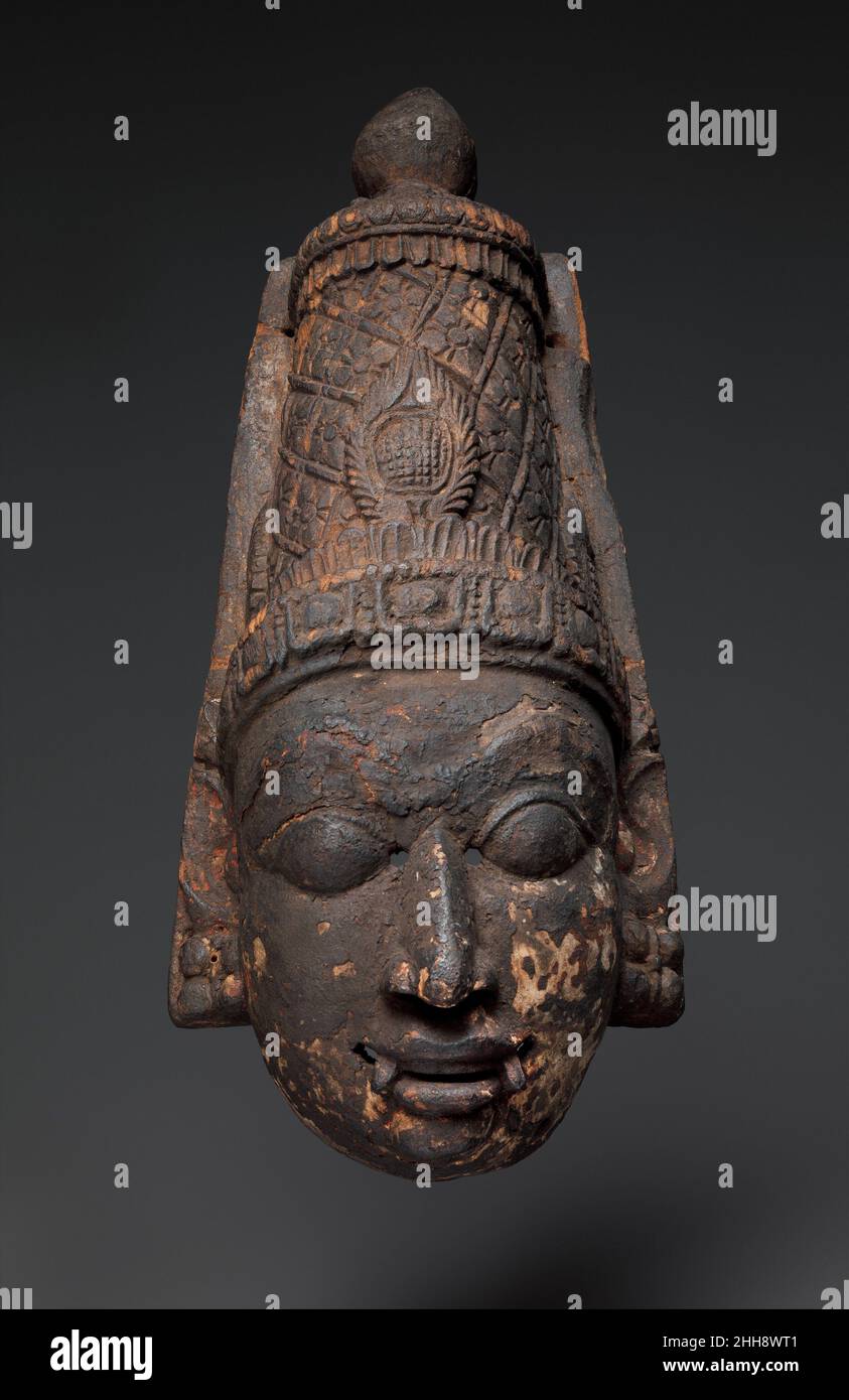 Hiranyakashipu, le Roi démon ca.1700–1750 Sud de l'Inde, Tamil Nadu, probablement district de Thanjavur cette version du roi-démon couronné, figé pour indiquer sa nature démoniaque, manque ses appendices décoratifs.Dans certaines réditions de drames de temple, les personnages, à l'exception notable de Narasimha, sont représentés deux fois sur scène.Sur ce travail, les détails fins de la couronne conique et du diadème en bijoux sont clairement lisibles.Hiranyakashipu, le Roi démon.Sud de l'Inde, Tamil Nadu, probablement district de Thanjavur. CA.1700–1750.Bois avec tissu et polychrome.Sculpture Banque D'Images