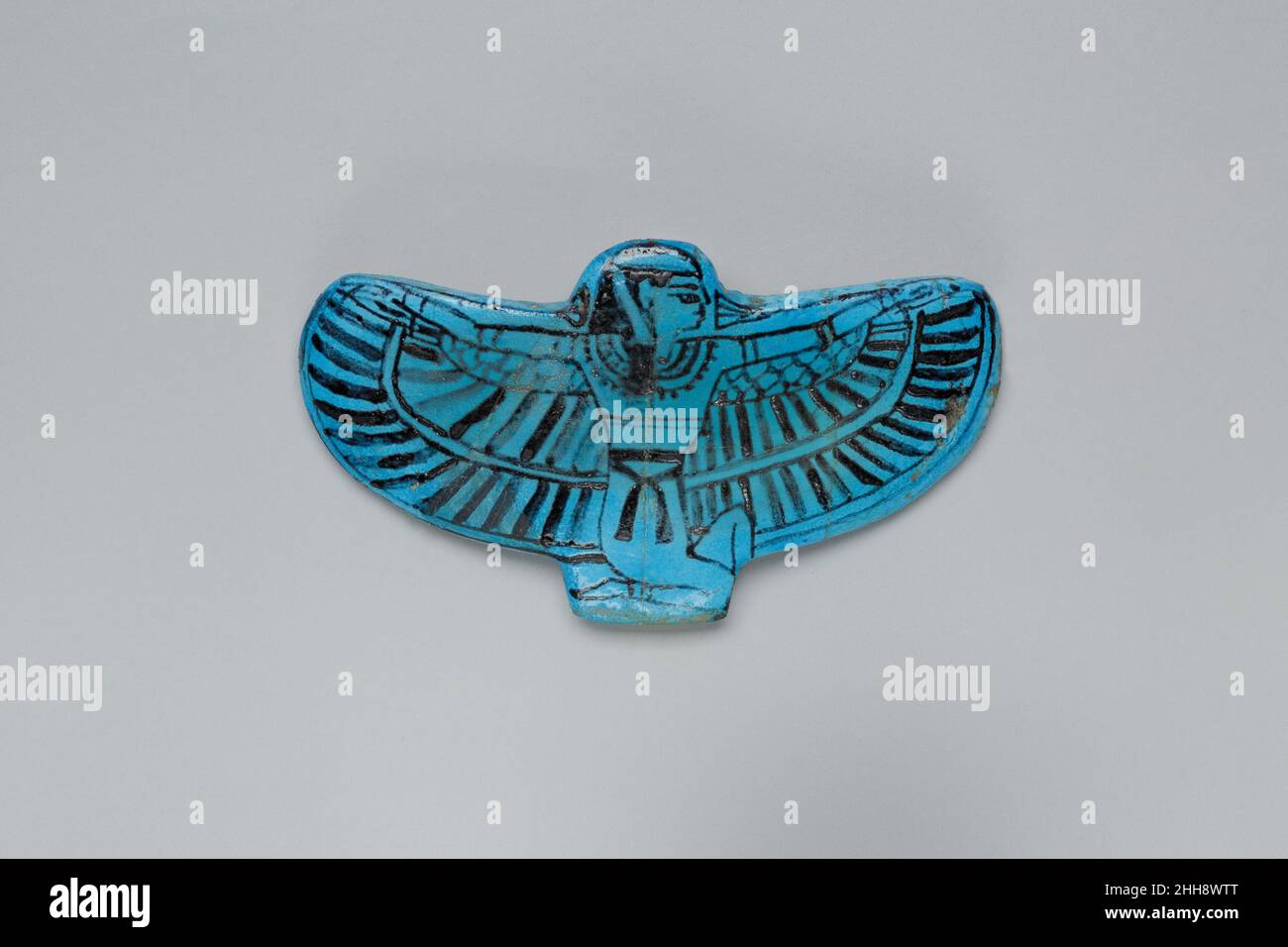 Pectoral d'une déesse ailée, probablement noix ca.1295–1186 C.-B. Nouveau Royaume, Ramesside découvert dans un tombeau à Deir el-Medineh, ce pectoral funéraire doit avoir appartenu à l'un des ouvriers qui ont construit et décoré les tombes royales du Nouveau Royaume ou un membre de sa famille.Il représente une figure femelle ailé, peut-être la noix de la déesse du ciel, qui est souvent vue protégeant le défunt.Il pourrait aussi être Isis, ou une autre déesse.Des trous dans les bords supérieur et inférieur du pectoral auraient été utilisés pour fixer la pièce aux enveloppes de la momie, juste au-dessus de la poitrine.Pectoral d'un godd ailé Banque D'Images