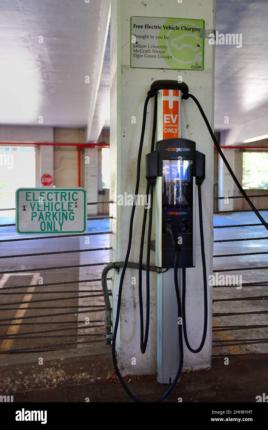 Elgin, Illinois, États-Unis.Une station de charge gratuite pour véhicule électrique dans un garage urbain.Les postes de charge seront nécessaires sur une base beaucoup plus étendue que l'électricité Banque D'Images