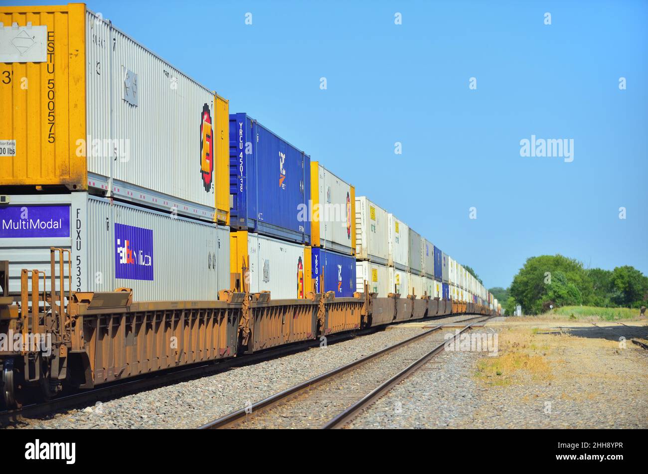 Chana, Illinois, États-Unis.Un train de marchandises intermodal du chemin de fer de Burlington Northern Santa Fe en dehors de Chicago qui traverse le nord-est rural de l'Illinois. Banque D'Images