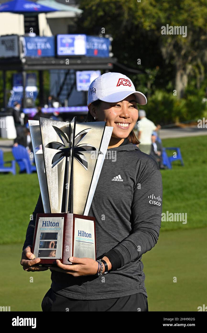 Orlando, États-Unis.23rd janvier 2022.Danielle Kang, gagnante du tournoi de champions Hilton Grand Vacations 2022 de LPGA, a remporté son trophée au Lake Nona Golf and Country Club d'Orlando, en Floride, le dimanche 23 janvier 2022.Photo de Joe Marino/UPI crédit: UPI/Alay Live News Banque D'Images