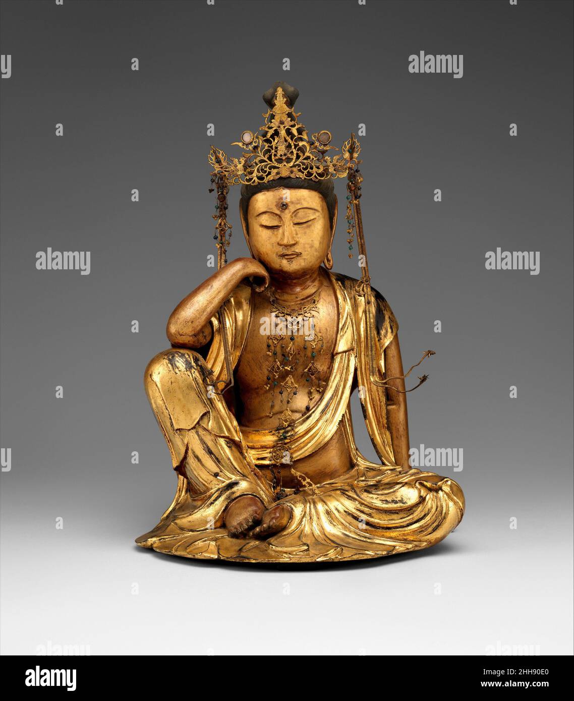 Nyoirin Kannon daté de 1693 Japon le bodhisattva Kannon (Sanskrit: Avalokiteshvara) est représenté ici avec des attributs bouddhistes ésotériques: Le bijou vissant (nyoi h?ju) et la roue (rin) des enseignements bouddhistes.Les noms des femmes donneuses sont gravés dans la base; cette votive offrande à un temple peut avoir été en relation avec le mensuel j?kuya-k?rituel pour la santé et la sécurité des enfants.Nyoirin Kannon.Japon. En date du 1693.Bois doré, feuille d'or, laque et incrustation en cristal.Période Edo (1615–1868).Sculpture Banque D'Images