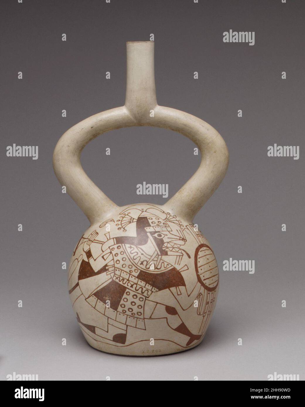 Fox Warrior Bottle 7th–8th Century Moche le vaisseau à bec d'étrier, la forme du bec, rappelle l'étrier sur la selle d'un cheval, a été une forme de bouteille très appréciée sur la côte nord du Pérou pendant environ 3 000 ans.Bien que l'importance et le symbolisme de cette forme distinctive soient encore déroulants pour les chercheurs, il a été suggéré que la forme à double branche/bec unique ait pu empêcher l'évaporation de liquides et/ou qu'elle était pratique pour le transport.Au début du premier millénaire, le Moche a élaboré des flacons à bec d'étrier en formes sculpturales représentant un large éventail de sujets, dont l'inclusion Banque D'Images Fox Warrior Bottle 7th–8th Century Moche le vaisseau à bec d'étrier, la forme du bec, rappelle l'étrier sur la selle d'un cheval, a été une forme de bouteille très appréciée sur la côte nord du Pérou pendant environ 3 000 ans.Bien que l'importance et le symbolisme de cette forme distinctive soient encore déroulants pour les chercheurs, il a été suggéré que la forme à double branche/bec unique ait pu empêcher l'évaporation de liquides et/ou qu'elle était pratique pour le transport.Au début du premier millénaire, le Moche a élaboré des flacons à bec d'étrier en formes sculpturales représentant un large éventail de sujets, dont l'inclusion Banque D'Images