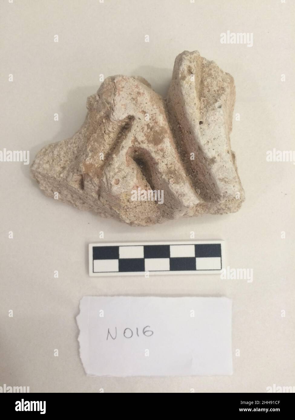 Fragment de stuc probablement 8th–12th siècle.Fragment de stuc. Probablement 8th–12th siècle. Stuc; sculpté; peint.Excavé en Iran, Nishapur.Stuc Banque D'Images