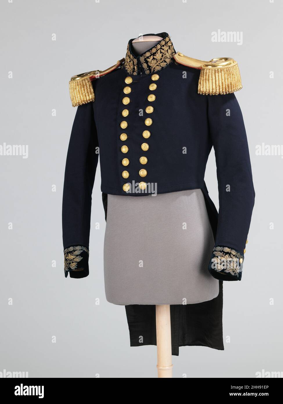 Veste militaire ca.1862 C. Webb British les initiales sur les épaulettes de  cette veste navale sont destinées au Service médical.Le titre a été  remplacé en 1872 par M.D.(Service médical).La longueur sur les