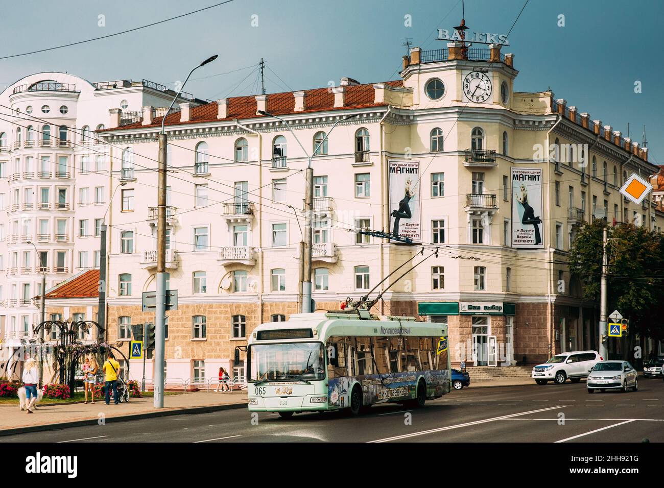 Mogilev, Bélarus.Le trolleybus de la ville se déplace dans la rue Pervomayskaya en été Banque D'Images