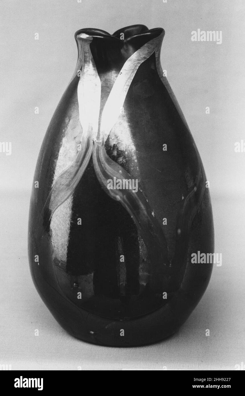 Vase 1893–96 conçu par Louis Comfort Tiffany American.Vase 9404 Banque D'Images