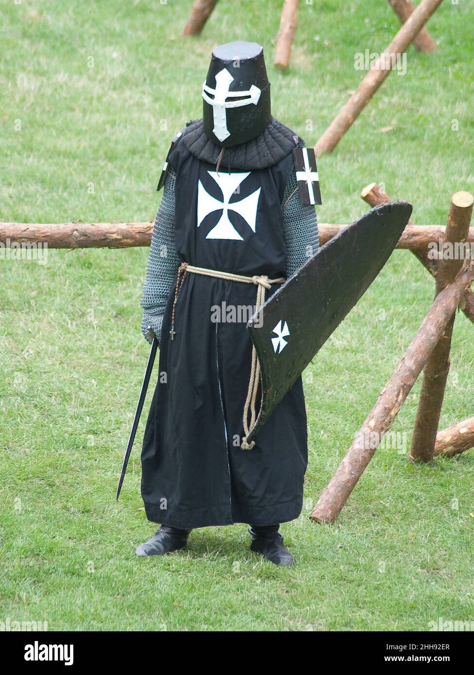 Un chevalier à pied médiéval - un croisé, en attente d'un combat Banque D'Images