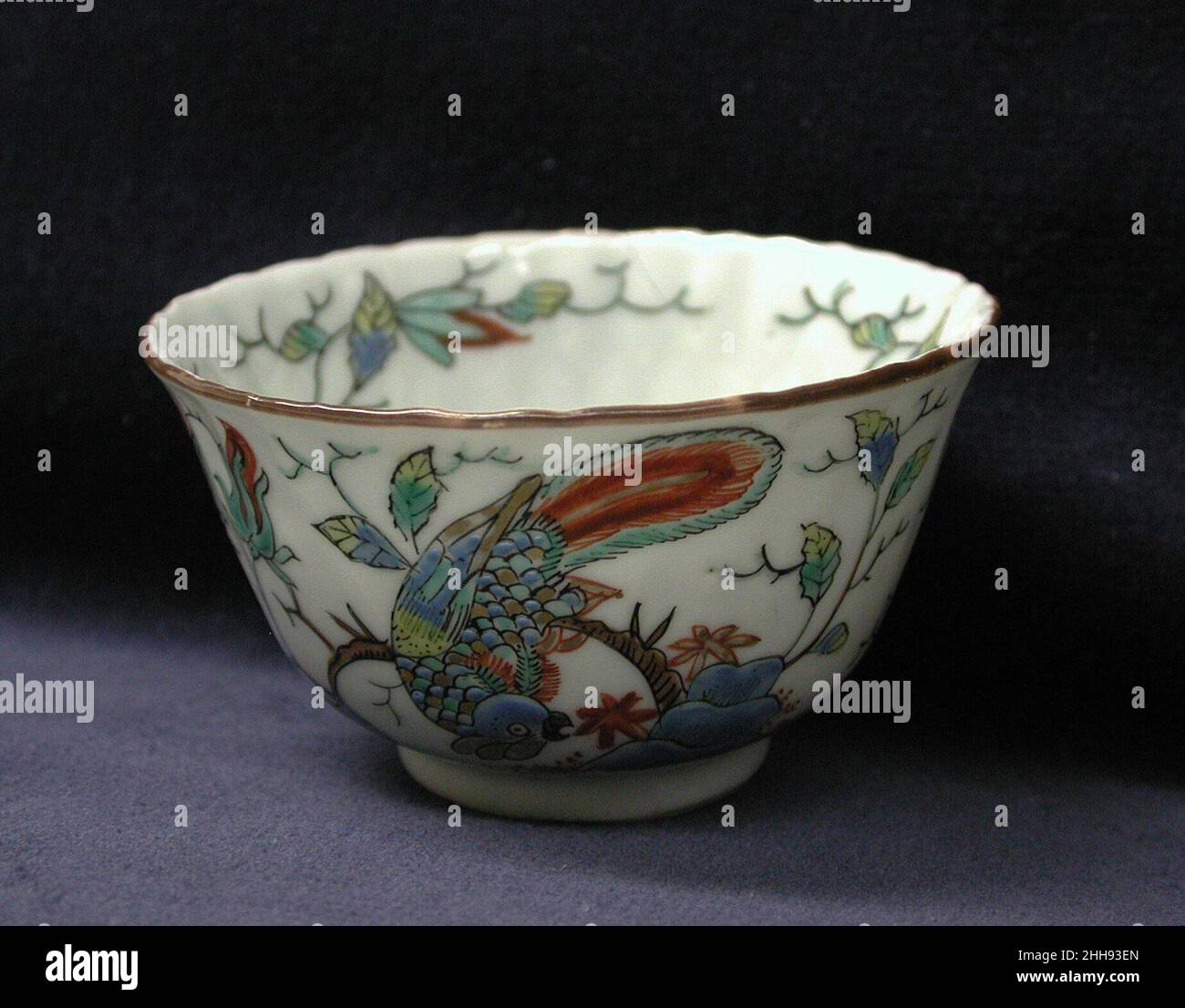 Teabhibou et soucoupe ca.1735–50 Chinois à la décoration hollandaise, pour le marché européen le don de la Collection Hans Syz en 1995 a doté le Musée de près de trois cents exemples de céramiques européennes et asiatiques méticuleusement acquis par le collectionneur né en Suisse Dr. Syz (1894–1991) pour tracer la migration des modèles et des modèles d'est en Ouest.Documentant un processus continu d'influence et d'adaptation, ces pièces fournissent un examen discriminant des nuances de changement stylistique résultant de trois siècles de commerce.Teabowl et soucoupe 208392 Banque D'Images