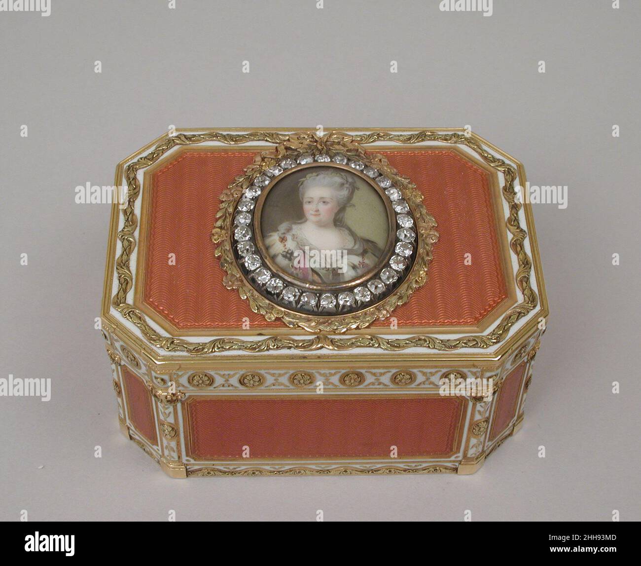 Snuffbox avec le portrait de Catherine II (1729–1796), impératrice de Russie 1774–75, miniature ca.1786 Joseph Etienne Blerzy Français en Europe du XVIIIème siècle, Paris a dirigé la production de biens de luxe de haute qualité.Les orfèvres parisiens ont fabriqué une large gamme de petits articles personnels tels que des boîtes à tabac, des études pour contenir de la cire d'étanchéité, des pinces à épiler ou des ustensiles de couture, des souvenirs qui contenaient de minces comprimés d'ivoire pour la prise de notes et des navettes pour la couture de dentelle nouée.Des boîtes à tabac et des boîtes en or décorées de miniatures de portrait étaient prisées et souvent données comme cadeaux royaux, souvent à des ambassadeurs ou des membres de t Banque D'Images