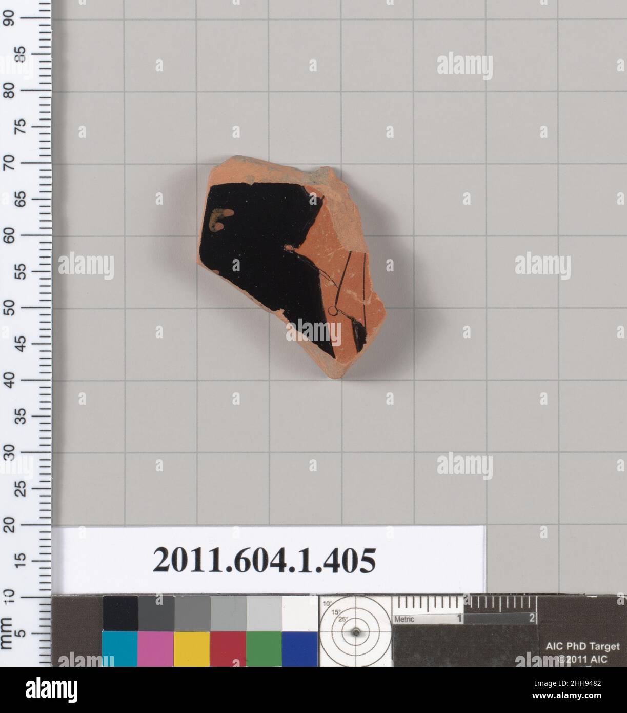 Fragment de terre cuite d'un kylix (gobelet) deuxième quart de 5th siècle avant J.-C. grec, intérieur Attique, un peu de drapery et personnel?; dans le champ, la lettre pi?.Fragment de terre cuite d'un kylix (gobelet).Grec, Attique. Deuxième quart de 5th siècle avant J.-C..Terre cuite, figure rouge.Classique.Vases Banque D'Images