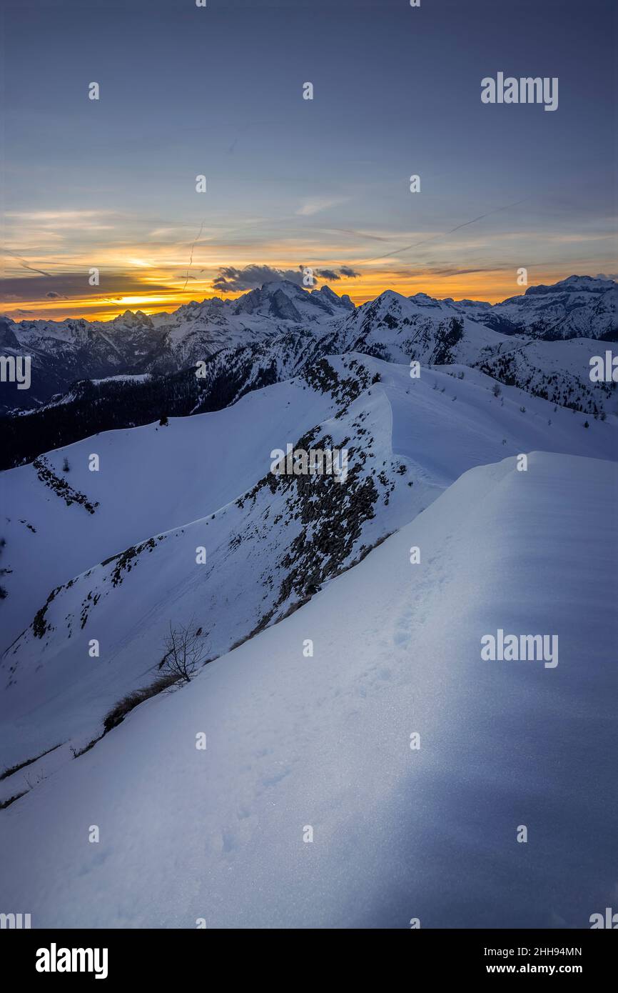 Coucher de soleil pittoresque derrière le mont Marmolada, vu de Passo Giau, à Cortina d'Ampezzo dans les dolomites italiens Banque D'Images