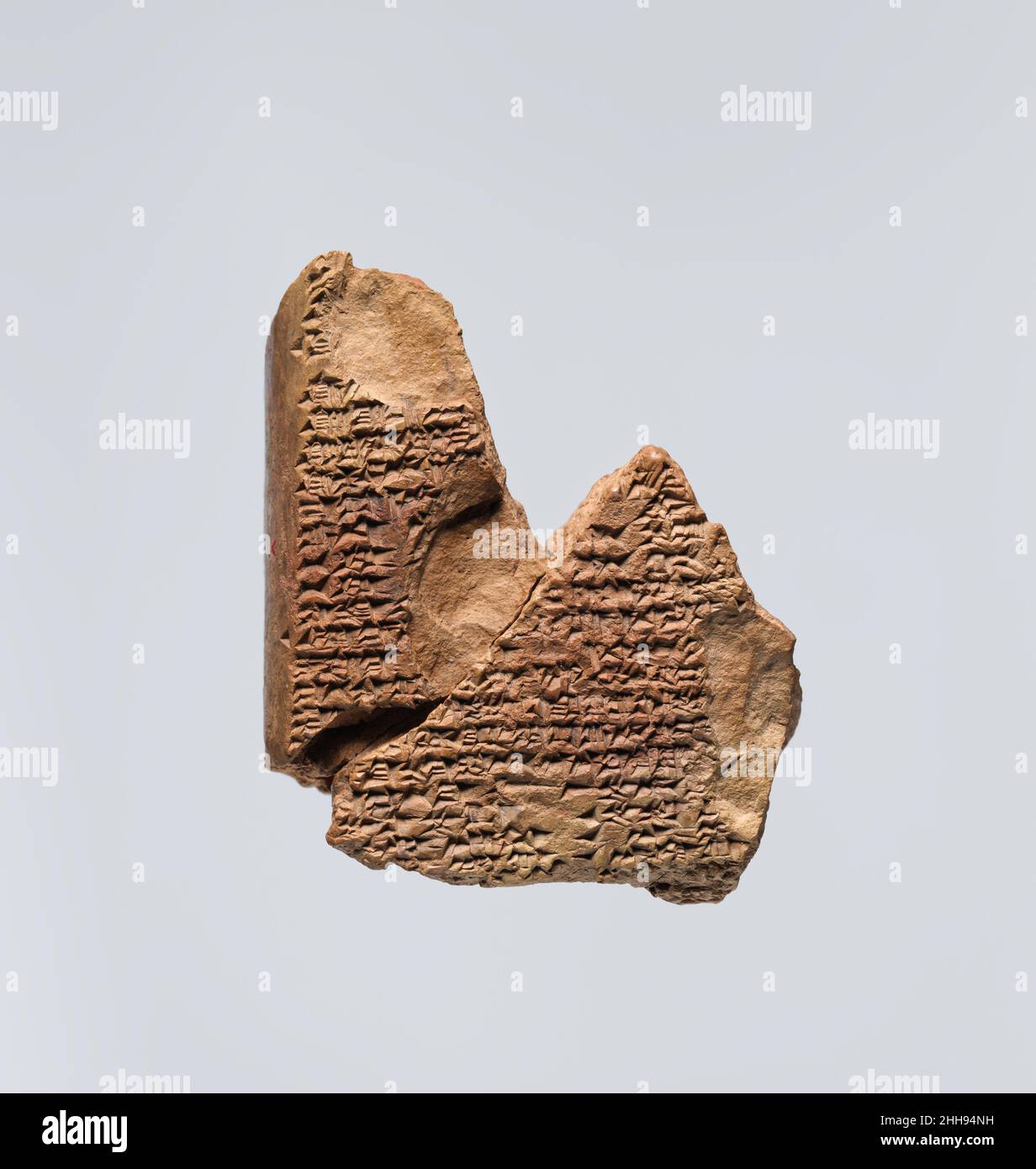 Comprimé de cuneiform : fragment d'un foie omen vers la fin du 1st millénaire C.-B. l'invention de l'écriture dans environ 3300 C.-B. a été l'un des nombreux développements dans la technologie administrative--y compris l'utilisation de jetons géométriques pour le comptage et de joints de cylindre pour garantir des transactions--Cela a accompagné la croissance des premières villes et États du sud de la Mésopotamie.Proto-cuneiform est le nom donné à la forme la plus ancienne d'écriture -- pictogrammes qui ont été tirés sur des comprimés d'argile.Progressivement, les pictogrammes sont extraits en signes cuneiformes (latins, en forme de coin) qui ont été impressionnés plutôt que de dessiner Banque D'Images