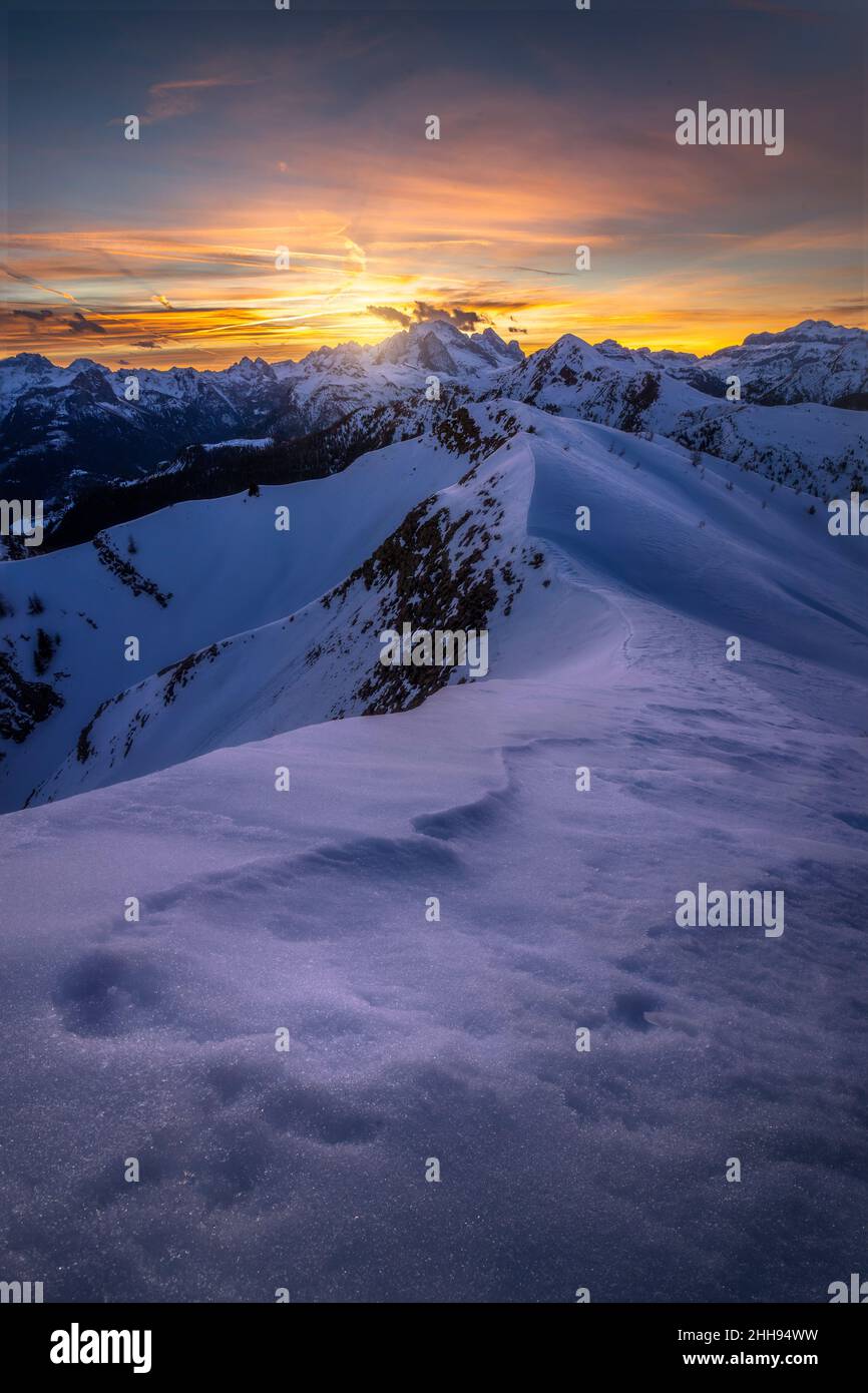 Coucher de soleil pittoresque derrière le mont Marmolada, vu de Passo Giau, à Cortina d'Ampezzo dans les dolomites italiens Banque D'Images