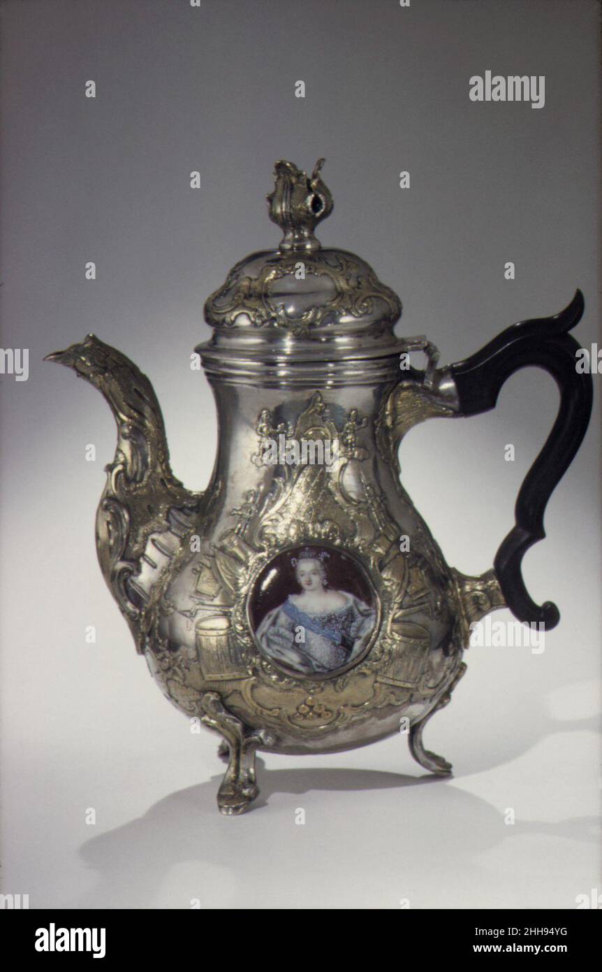 Théière (partie d'un ensemble) 1773 Johan Henrik Blom Terminer le service (47.51.1–.5) aurait été donné par l'impératrice Catherine II au Comte Pyotr Rumiantsev, gouverneur de l'Ukraine et chef des forces russes victorieuses dans la guerre avec la Turquie (1768–74).Les portraits en émail sur les ustensiles représentent la ligne impériale de Pierre le Grand à Catherine II jusqu'à son fils, plus tard Paul I. face sont:Catherine II sur la cafetière, l'impératrice Elizabeth sur la théière, l'impératrice Anna sur le bol, Pierre III sur la carafe à crème et Catherine I sur le couvercle de la boîte à sucre.La forme et la décoration rappellent l'argent ute Banque D'Images