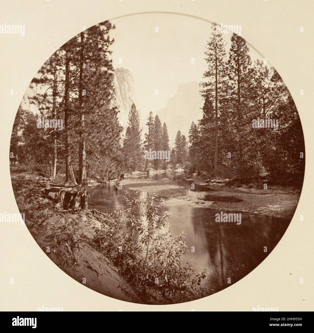 [Parc national de Yosemite, Californie] env.1878 Carleton E. Watkins cet album sans titre exceptionnellement rare présente soixante-treize vues circulaires réalisées dix-sept ans après la première photographie de Watkins à Mariposa Grove et Yosemite.La moitié des photographies sont des études des grands séquoias dans la plantation de Calaveras, l'autre moitié sont des paysages de Yosemite.Watkins utilisait un appareil photo stéréo avec des plaques surdimensionnées, puis masquait les négatifs pendant le processus d'impression.[Parc national de Yosemite, Californie] 732777 Banque D'Images