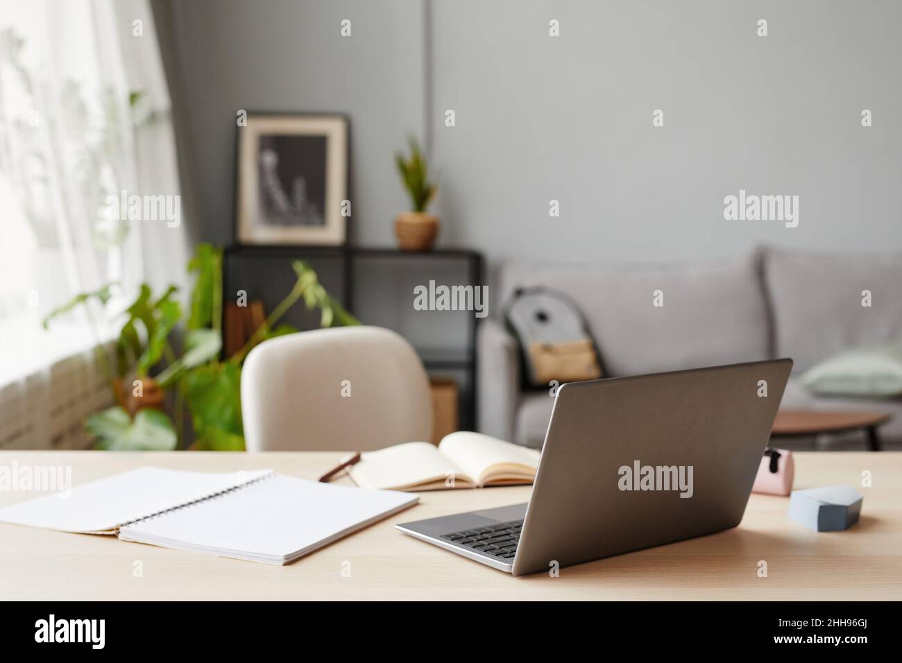 Expérience de l'enseignement à domicile sur le lieu de travail avec ordinateur portable en premier plan, espace de copie Banque D'Images