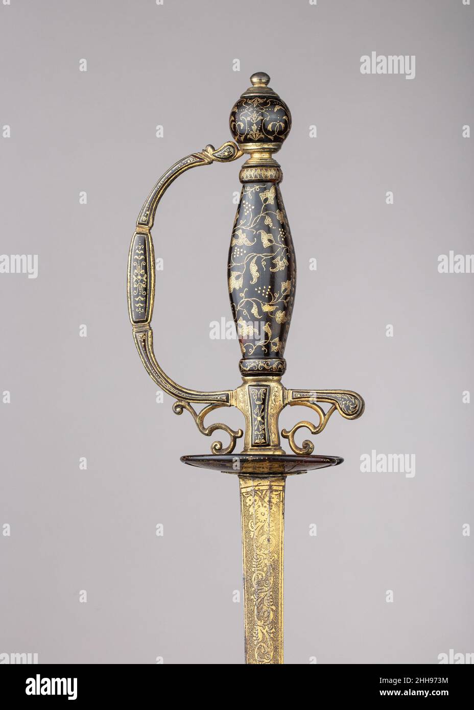 Épée de Smallca.1720 Europe de l'Ouest, probablement Naples au début du XVIIe siècle, le violeur, une épée longue et mince, commença à dominer en tant qu'arme de choix pour le gentleman.Au cours du siècle, cependant, à mesure que les techniques d'escrime civiles se sont spécialisées et affinées, le rappeur s'est développé en une arme plus légère et taillée connue par environ 1700 comme la petite épée.Les mots-petits, souvent richement décorés, restèrent partie intégrante de la garde-robe d’un homme jusqu’à ce que le port des épées dans un cadre civil soit devenu hors de mode à la fin du XVIIIe siècle, où t Banque D'Images