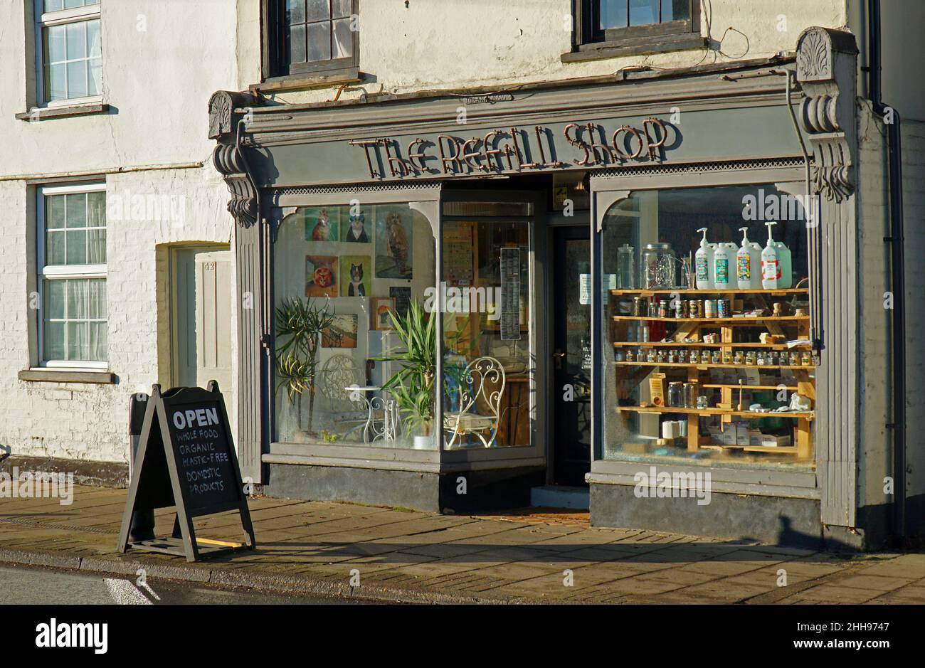 The Refill Shop un magasin de St Neots sans déchets, sans plastique, de produits alimentaires entiers, d'ingrédients et de produits domestiques.Avant du magasin à l'ancienne. Banque D'Images