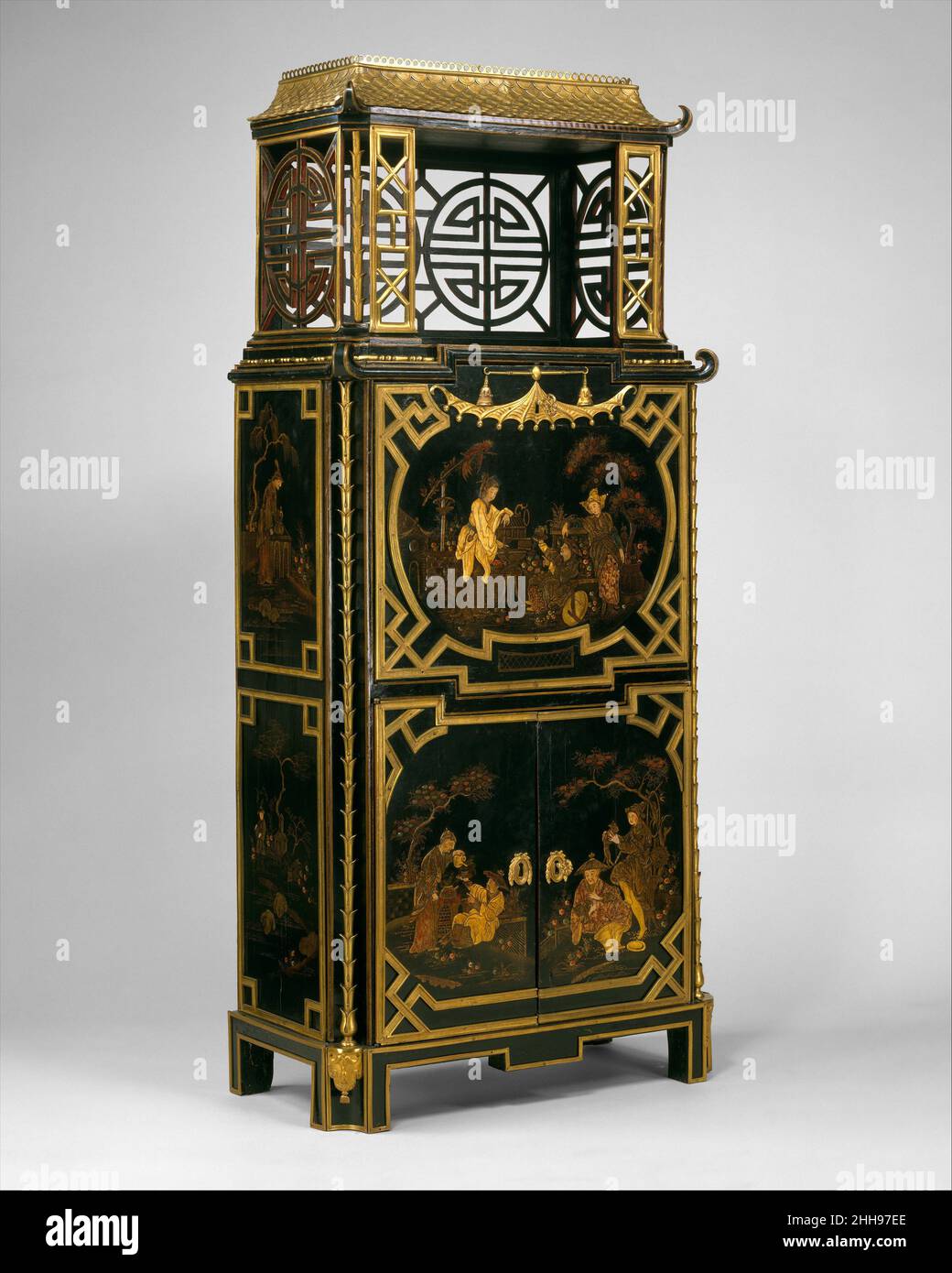 Sectaire (secrètaire à abattant) ca.1770–75 René Dubois la forme de ce secrétaire, avec son dessus en forme de pagode percé, est exceptionnelle dans le mobilier français.Bien que le mobilier au goût chinois ait été conçu et exécuté en Angleterre pendant la seconde moitié du XVIIIe siècle, la chinoiserie française était presque toujours limitée à la décoration de surface.Les scènes orientales en imitation laque sur les panneaux avant sont basées sur des dessins pour les quatre éléments de François Boucher, connu à partir de gravures (1740) de Pierre Aveline.L'élément de feu, apparemment le seul pour lequel le Banque D'Images
