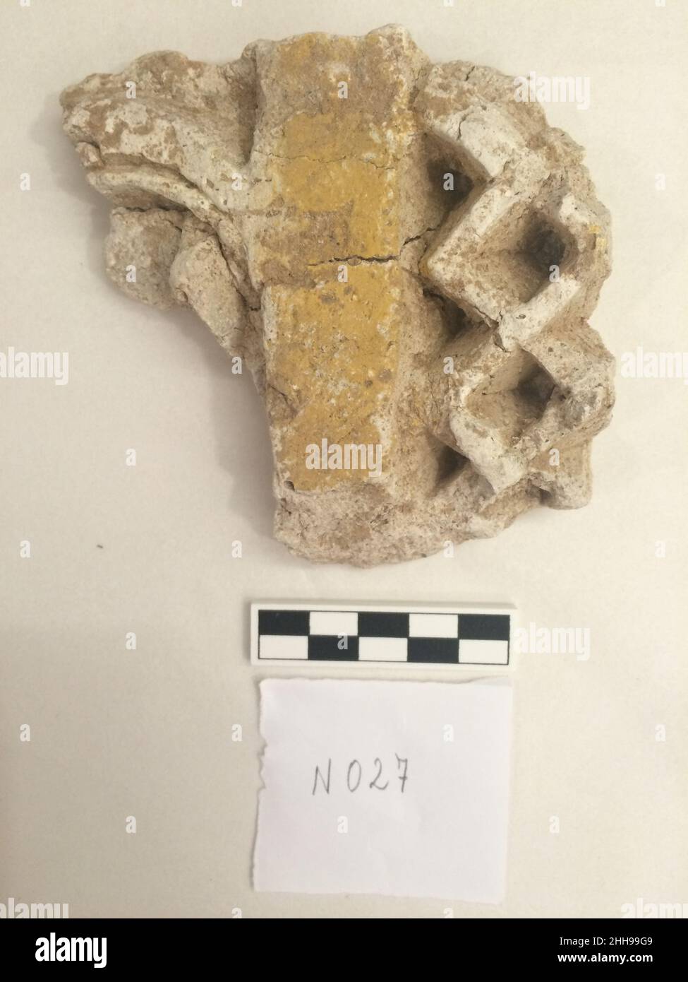 Fragment de stuc probablement 8th–12th siècle.Fragment de stuc. Probablement 8th–12th siècle. Stuc; sculpté; peint.Excavé en Iran, Nishapur.Stuc Banque D'Images