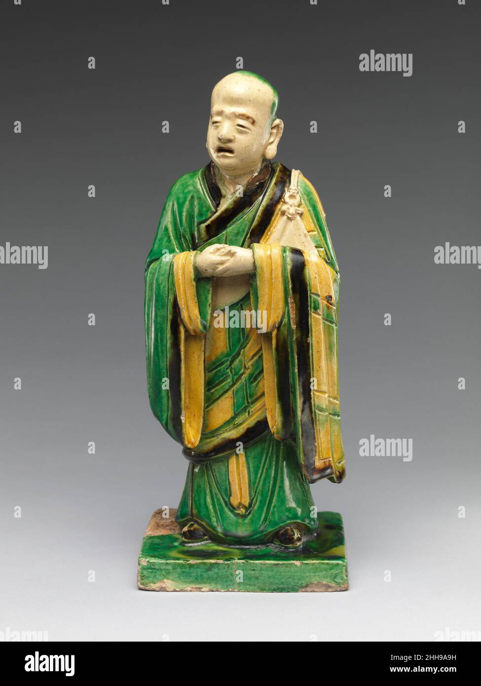 Par nirvana (mort et transcendance du Bouddha) et les arhats de gardien datés du 1503 Qiao Bin Chinese Ceci est une représentation du nirvana du Bouddha.Ses préposés sont tous dans une profonde tristesse: On élimine une déchirure, tandis que d'autres semblent pleurer ou, alternativement, à une perte de mots.Le Bouddha, cependant, est montré dans un état de sommeil proche, indiquant une sagesse céleste.selon l'inscription sur le dos et les côtés du canapé sur lequel le Bouddha s'incline, un moine a fait ces sculptures en 1503 comme un acte privé de dévotion.Ils faisaient à l'origine partie d'un plus grand groupe de chiffres de l'AIQ Banque D'Images