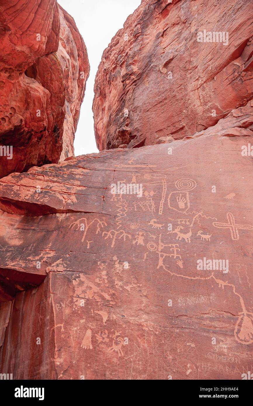 Overton, Nevada, États-Unis - 24 février 2010 : Vallée de feu.Gros plan des anciens messages pictogrammes rayés sur les surfaces rouges du roc dans le canyon. Banque D'Images