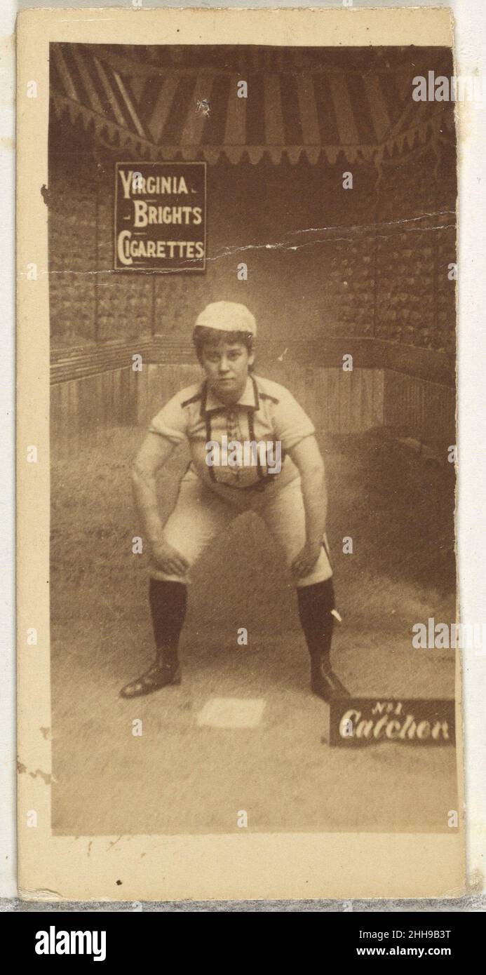 Catcher, de la série de joueurs de base-ball de fille (N48, Type 2) pour les cigarettes Virginia Brides 1886 émises par Allen & Ginter American Trade Cards de la série 'Girl Baseball Players' (N48), émise en 1886 par Allen & Ginter pour promouvoir les cigarettes Virginia Brides et Dixie.Il existe deux types de carte dans la série.Le type 1 montre un joueur de baseball féminin dans un uniforme avec un plastron à pois, et le plus souvent les cartes sont numérotées.Le type 2 représente une joueuse de baseball dans un uniforme standard avec sa position de joueur notée sur l'image.Catcher, de la série de joueurs de baseball pour filles (N48, Type 2) Banque D'Images