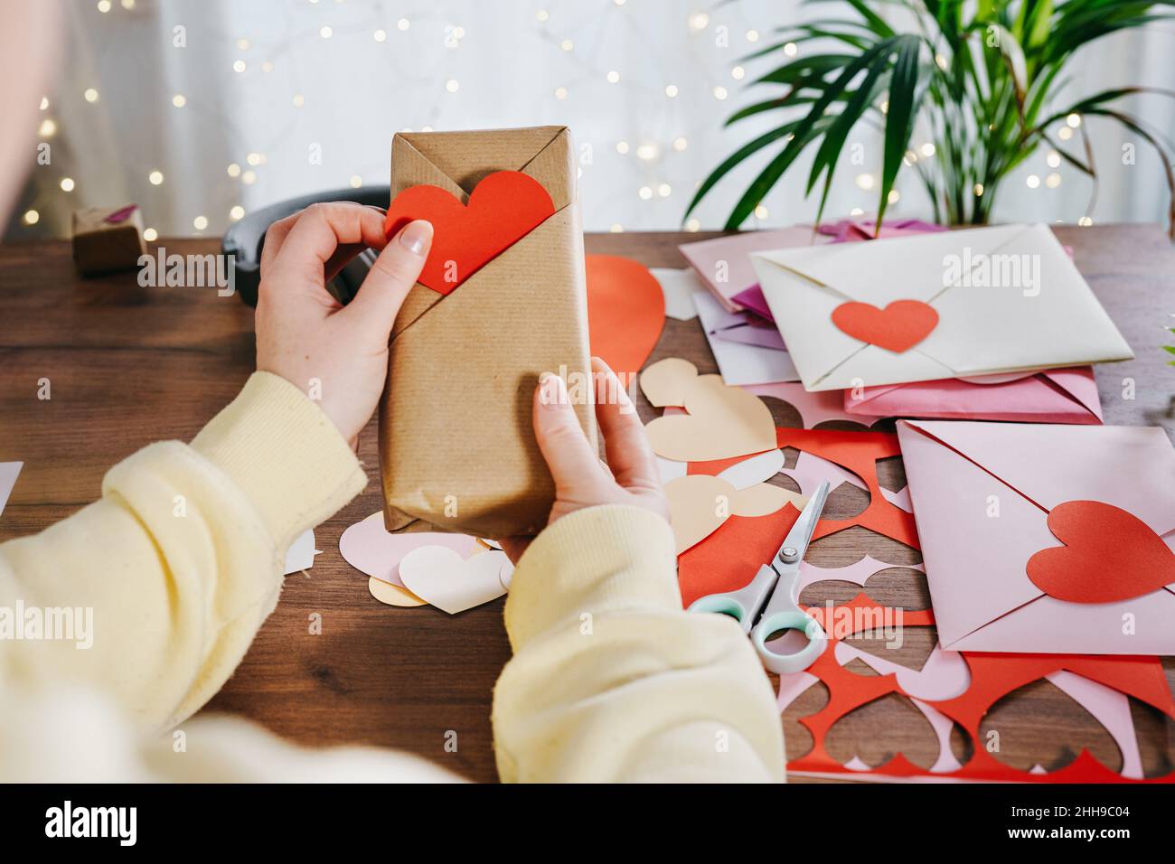 DIY Emballage Cadeau Pour La Saint-Valentin Cadeau De Papier D'emballage Et  Timbre De Pomme De Terre Sous Forme De Coeur Et Peint Image stock - Image  du cadeau, gosse: 134445151