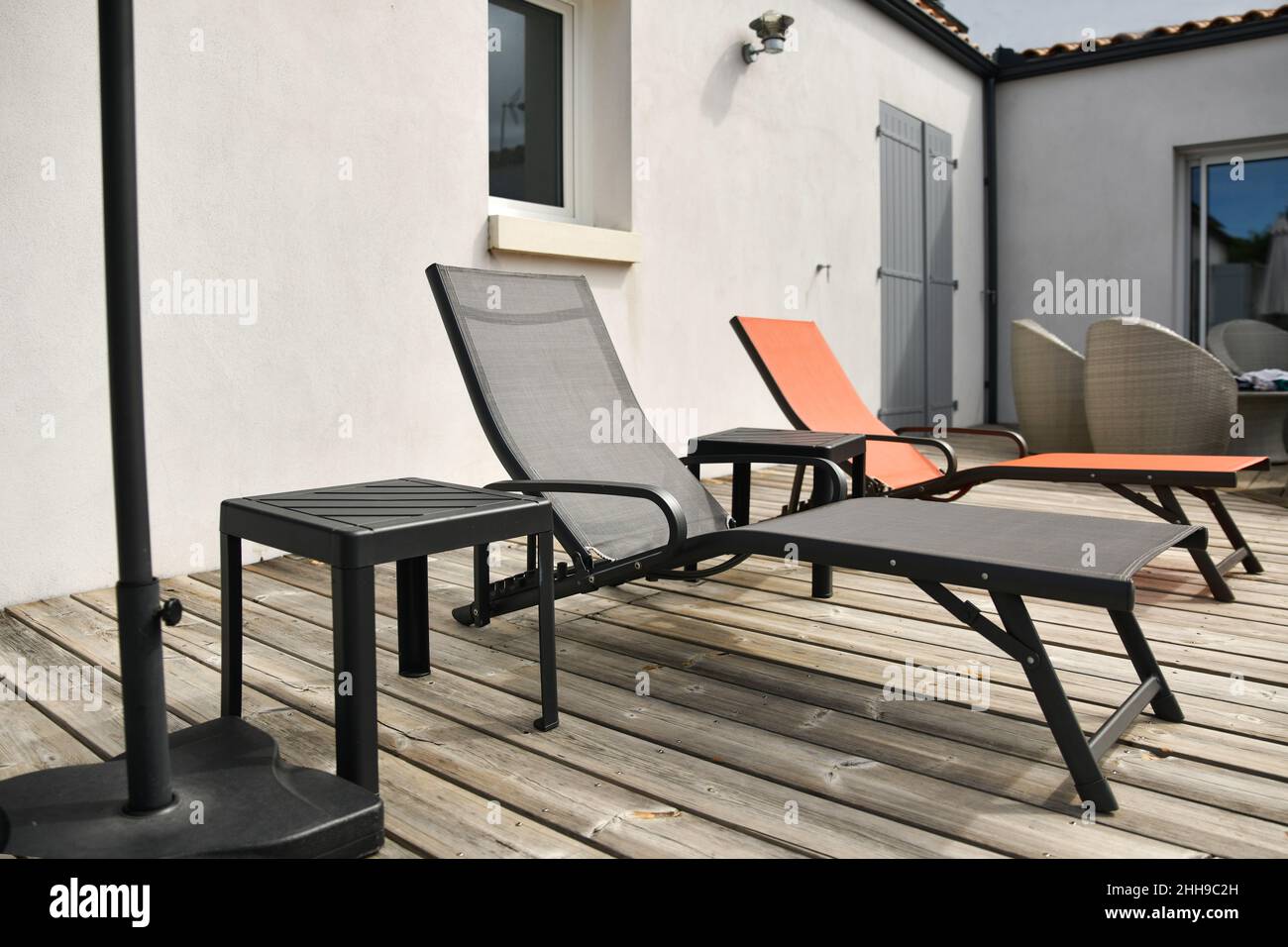Deux chaises longues au bord de la piscine dans la cour Banque D'Images