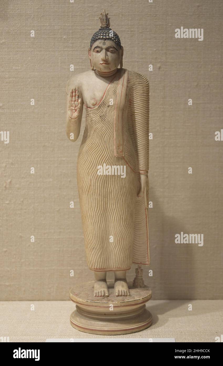 Bouddha offrant la protection 18th siècle Sri Lanka, district de Kandy le Bouddha lève sa main droite dans la mudra abhaya, étendant la protection compatissante aux dévotés.L'ivoire était un matériel privilégié pour l'imagerie bouddhiste au Sri Lanka.Bouddha offrant la protection 75408 Banque D'Images