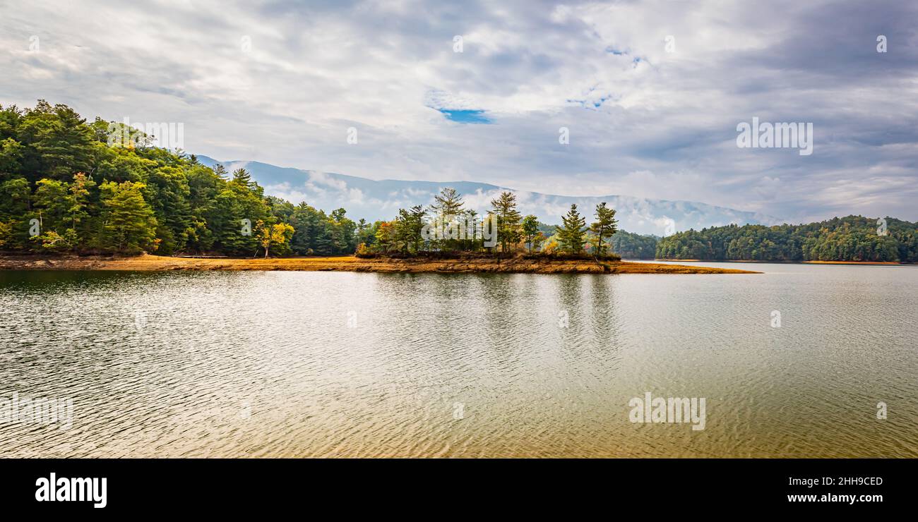 Le lac South Holston a été créé par la construction d'un barrage de la Tennessee Valley Authority à travers la fourche sud de la rivière Holston pour produire de l'énergie Banque D'Images