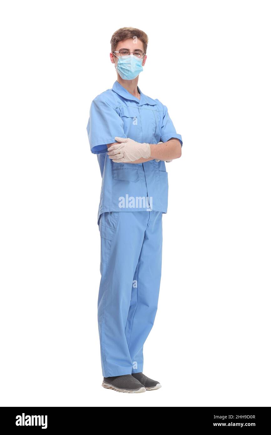 Médecin portant un masque chirurgical contre les infections se tenant avec des bras croisés dans un manteau de laboratoire isolé sur blanc Banque D'Images