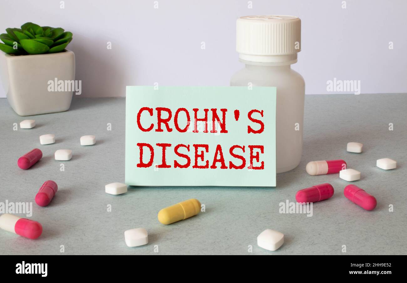 Maladie de Crohn - diagnostic écrit sur un livre blanc avec des médicaments et des pilules. Banque D'Images