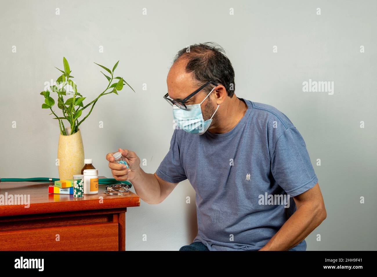 Homme âgé avec douleur d'épaule.Le gentleman d'âge moyen est dans la douleur horrible.Douleurs au cou et aux épaules souffrant de blessures au cou et aux épaules, personne avec Banque D'Images