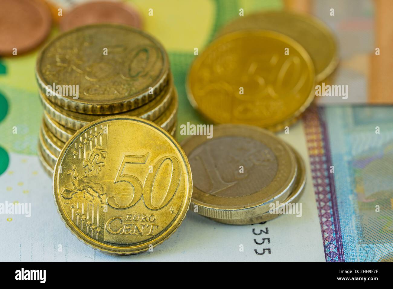 Gros plan des pièces en euros sur des billets en euros de différentes valeurs Banque D'Images