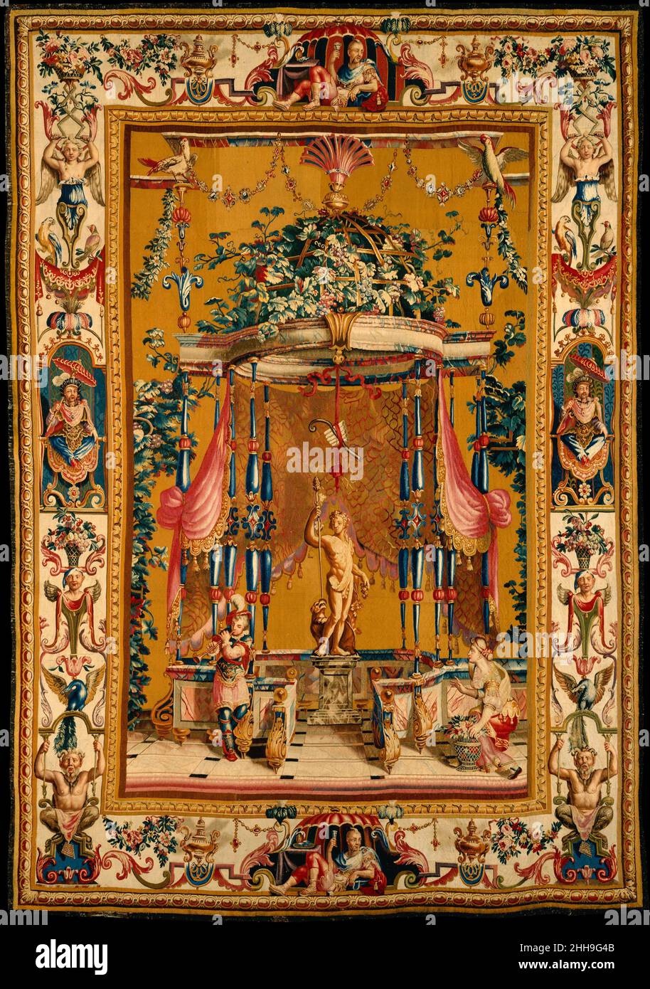 L'offrande à Bacchus (à partir d'un ensemble de cinq grottes de Berain) a conçu ca.1688, env.1690–1711 Jean-Baptiste Monnoyer Français présentant une statue et un musicien dans un cadre architectural fantaisiste, cette tapisserie est issue d'un ensemble connu sous le nom de Grottes de Berain, en référence à l'influence stylistique omniprésente de Jean Berain (1640-1711), qui peut même avoir fourni des croquis préliminaires.L'architecture classique, la flore, la faune et les figures contre le sol blanc étaient en émulation des peintures murales romaines excavées dans les chambres souterraines du palais de Néron à Rome (appelées par erreur Banque D'Images