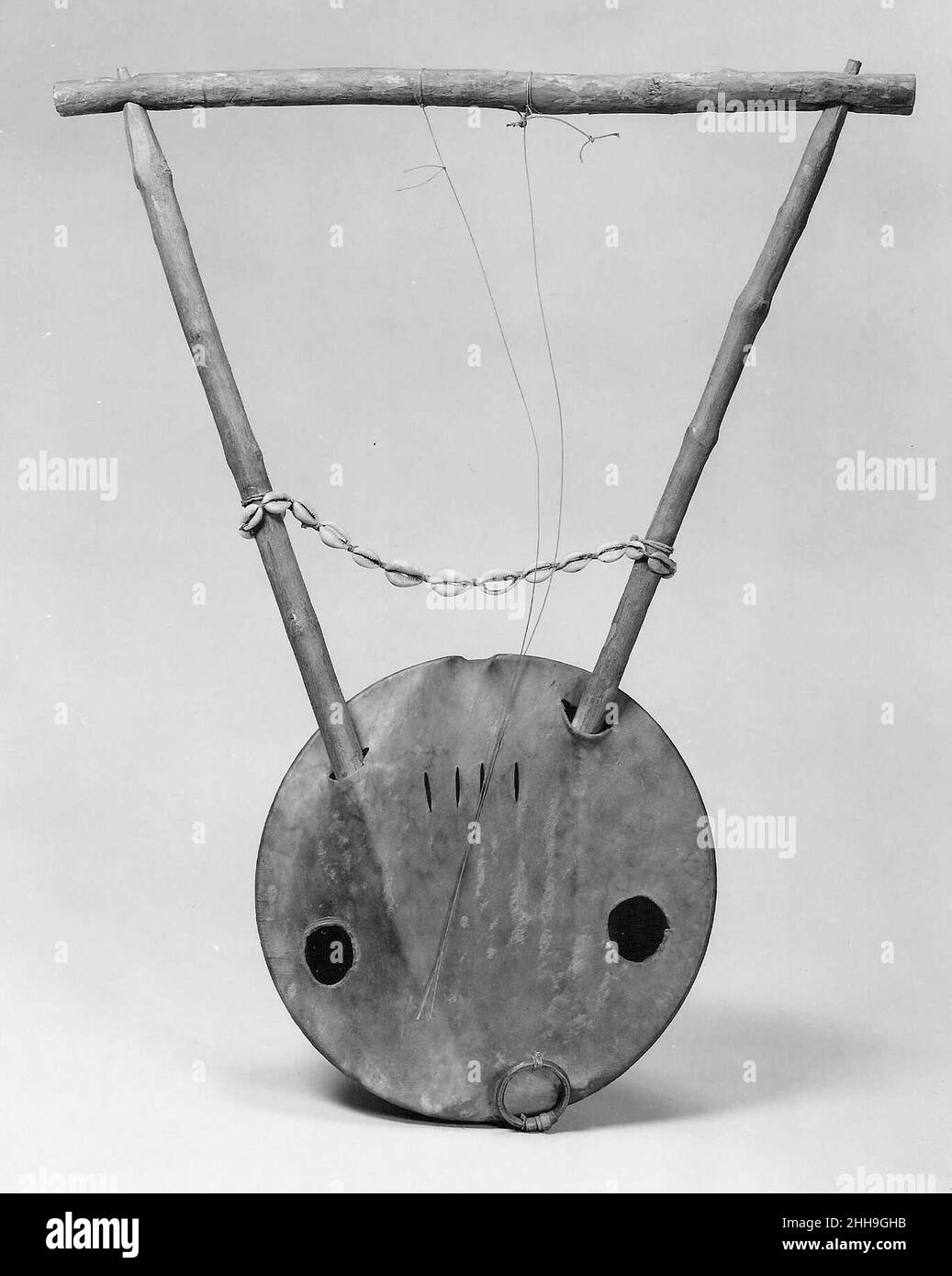 Lyre 19th siècle Afrique de l'est.Lyre.Afrique de l'est.19th siècle.Bois, peau, divers matériaux.Mordophone-lyre-plucké Banque D'Images