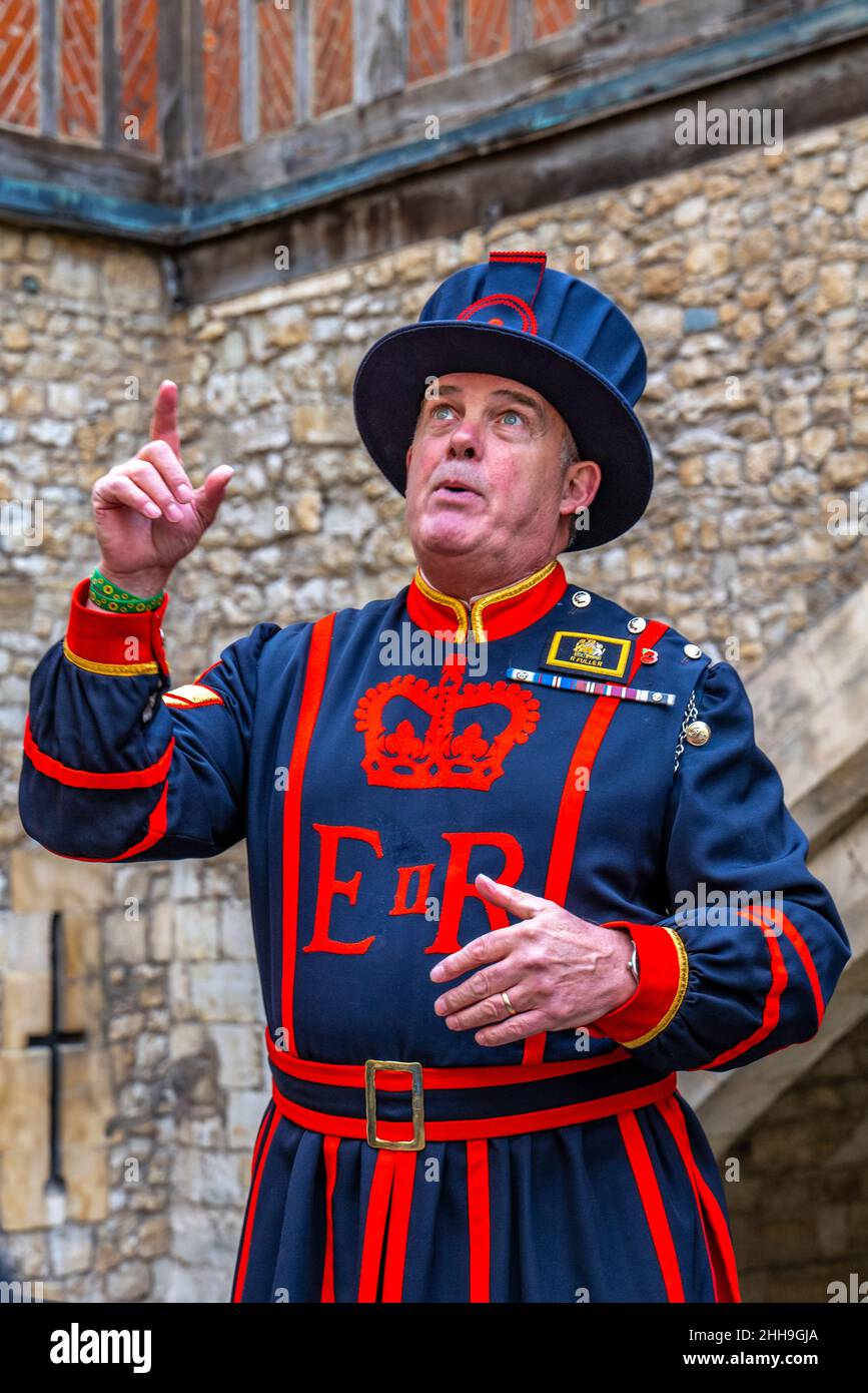 YEOMAN WARDER TOWER OF LONDON (1100 AD) LONDRES ROYAUME-UNI Banque D'Images