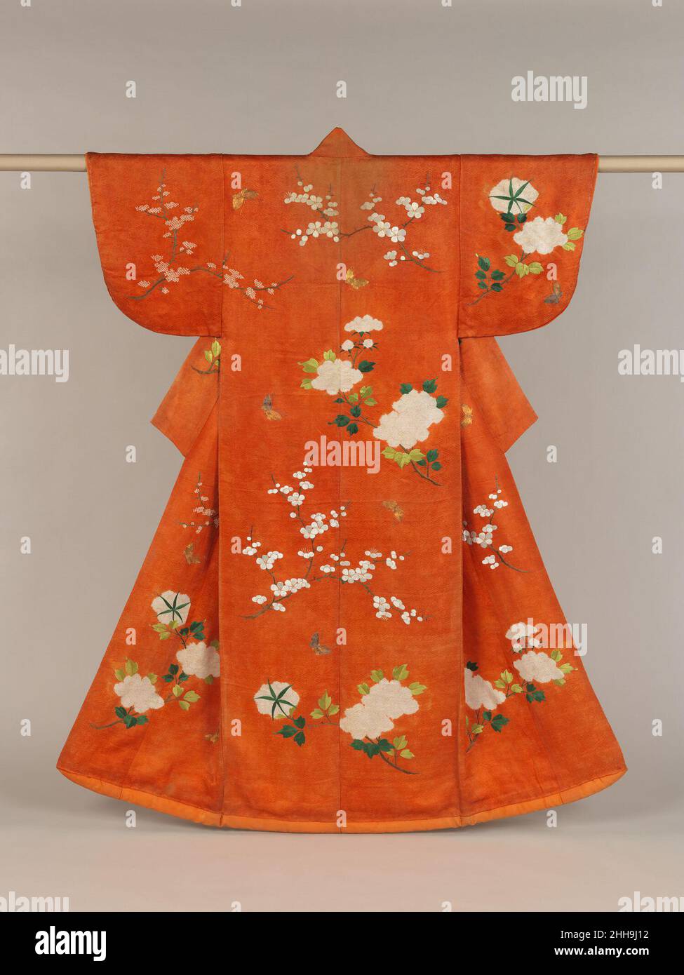 Robe extérieure (Uchikake) avec pivoines, fleurs de prune et papillons fin 18th–début 19th siècle Japon l'uchikake est une robe en soie doublée avec un ourlet matelassé ou rembourré, porté sur un autre vêtement sans ceinture, généralement pour les occasions formelles ou les spectacles sur scène.Les origines de l'utilisation de ce vêtement chez les femmes de l'élite samouraï remontent à la période Kamakura (1185–1333).Au début de la période de Muromachi (1392–1573), il a été porté du début de mai au début de septembre; à la fin de la période de Muromachi, il faisait partie d'une tenue d'hiver formelle et fait de matériaux épais.Démarrage dans le MID-Edo Banque D'Images