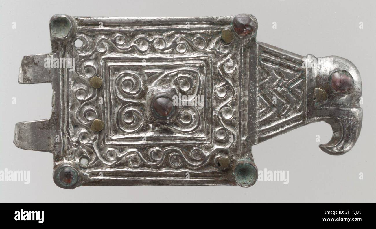 Boucle de ceinture avec un aigle 500–700 Ostrogothic les femmes Ostrogothic  de haut rang portaient généralement un vêtement longueur cheville, fixé aux  épaules par une paire de broches assorties et attaché à