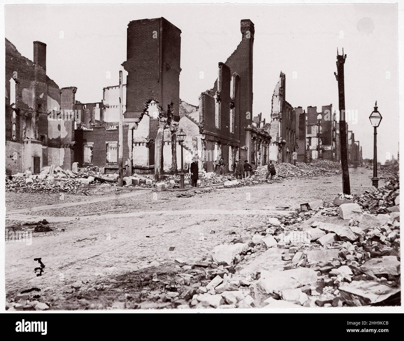 Ruines à Carey Street, Richmond 1865 Thomas C. Roche américain très peu de choses sont connues de la carrière de Thomas C. Roche.Pendant la Guerre civile, il a travaillé pour E. & H. T. Anthony Company, New York, éditeurs de cartes-de-visite et de vues stéréoscopiques et distributeurs de fournitures photographiques.Début avril 1865, vers la fin de la guerre, Roche a reçu des ordres spéciaux d'Anthony pour travailler pour le général Montgomery Meigs.En tant que quartermaster de l'Armée de l'Union, Meigs était responsable de l'approvisionnement et du transport de tout, des bootlaces à l'artillerie.Il était également photographe amateur et recog Banque D'Images