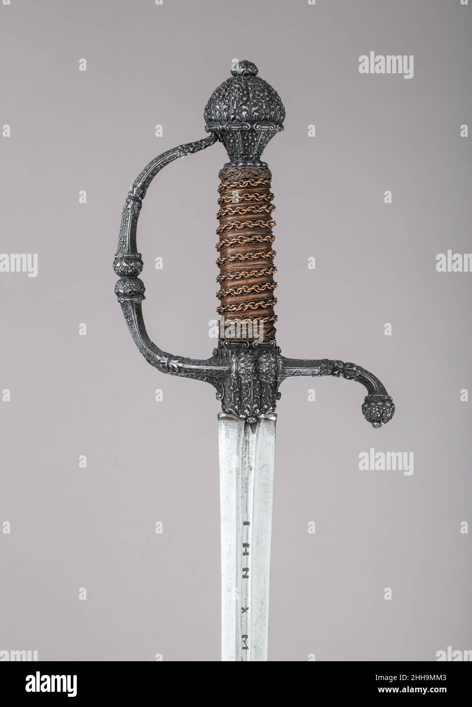 Plus rapide1650–60 probablement français au début du XVIIe siècle, le rappeur, une épée longue et mince, commença à dominer en tant qu'arme de choix du gentleman.Au cours du siècle, cependant, à mesure que les techniques d'escrime civiles se sont spécialisées et affinées, le rappeur s'est développé en une arme plus légère et taillée connue par environ 1700 comme la petite épée.Les mots-clés, souvent richement décorés, sont restés partie intégrante de la garde-robe d'un gentleman jusqu'à ce que le port des épées dans un cadre civil soit sorti de mode à la fin du XVIIIe siècle, époque à laquelle les pistolets étaient de retour Banque D'Images