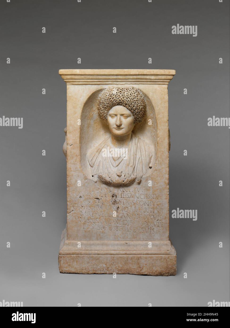 Autel funéraire en marbre de Cominia Tyche ca.A.D. 90–100 Roman le nom de cette femme est connu à partir de l'inscription au-dessous du portrait qui se lit: «aux esprits des morts.Au plus Saint Cominia Tyche, sa femme la plus chaste et affectueuse, [de] Lucius Annius Festus.[Elle] mourut à l'âge de vingt-sept ans, onze mois, vingt-huit jours.Aussi pour lui-même et pour ses descendants."Ce cippus, ou autel grave, est connu pour avoir été dans une maison près du forum romain au XVIe siècle.Il est entré dans la collection du Cardinal Francesco Barberini au XVIIe siècle.La verseuse et Banque D'Images