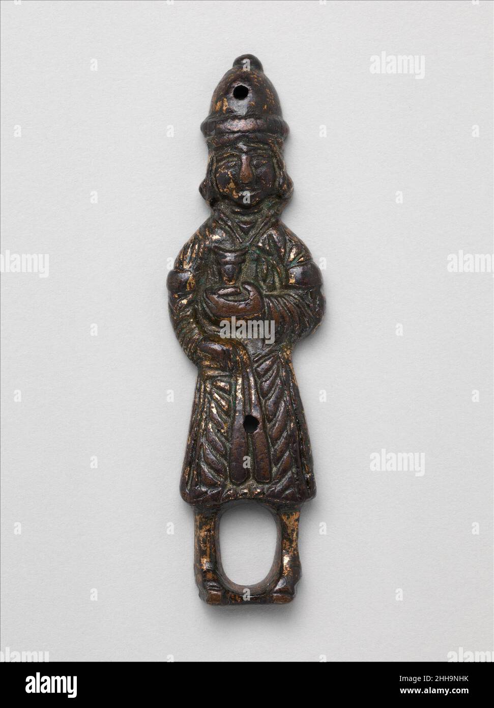 Figure 12th siècle cette petite figure en laiton, dont l'utilisation originale est inconnue, représente une figure debout tenant une tasse.Dans le monde préislamique des nomades turcs d'Asie centrale, les cérémonies impliquant la consommation de vin des tasses étaient associées à la royauté et à l'investiture, et impliquaient l'établissement et l'affichage de hiérarchies sociales.Parmi les nombreuses représentations de cette période, sont des statues en pierre représentant un porte-gobelet debout ou en squating qui ont été trouvés dans des contextes funéraires.Un héritage de ces rites de coupe a persisté parmi les Seljuqs et est attesté dans l'iconographie contemporaine.Ici, hurlez Banque D'Images