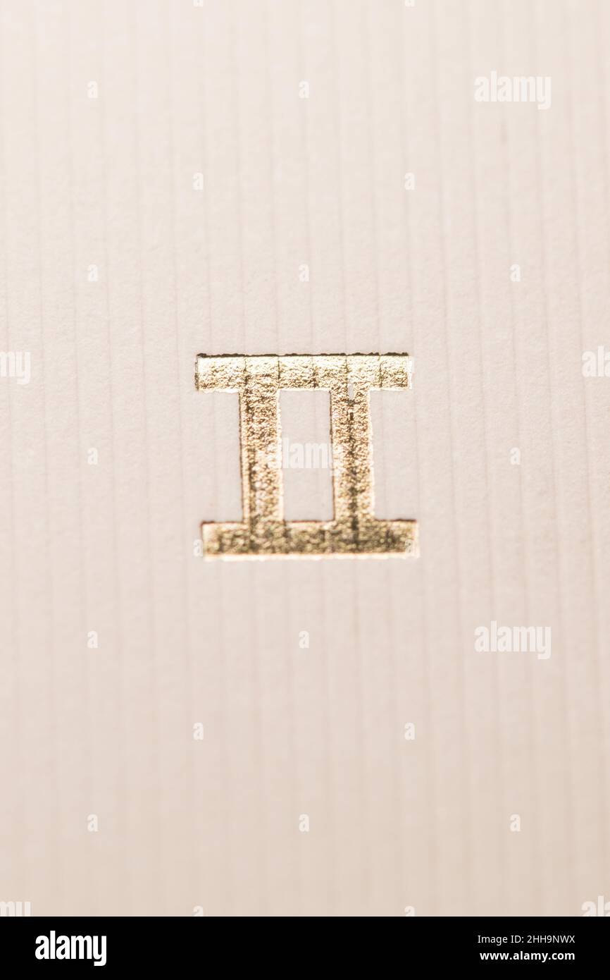 Gros plan horoscope signe du symbole du zodiaque en feuille d'or représentant la constellation des Gémeaux Banque D'Images